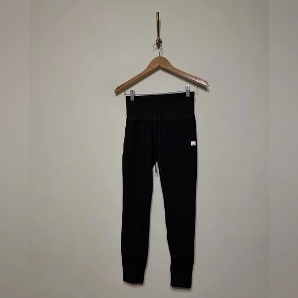 Vuori Daily Legging in Black - Picture 5 of 8